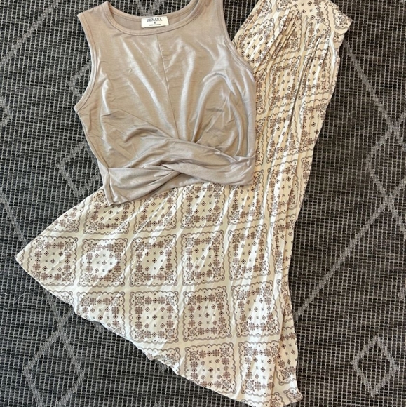 Pleated midi length skirt with boho prints - Picture 8 of 9